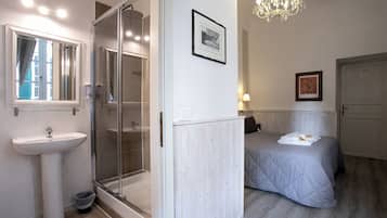 Habitació doble Deluxe | Bany | Assecador de cabells, bidet, tovalloles i sabó