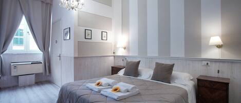 Deluxe-Doppelzimmer | Daunenbettdecken, Zimmersafe, Schreibtisch, Verdunkelungsvorhänge