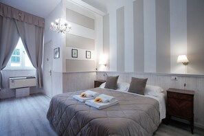 Deluxe Double Room | Down comforters, in-room safe, desk, blackout drapes - Residenza Centro Storico (Lucca)