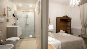 A bathroom with a toilet, bidet, and shower. - Residenza Centro Storico (Lucca)
