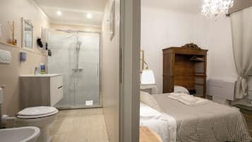 Tremannsrom – standard | Bad | Hårføner, bidé, håndklær og såpe