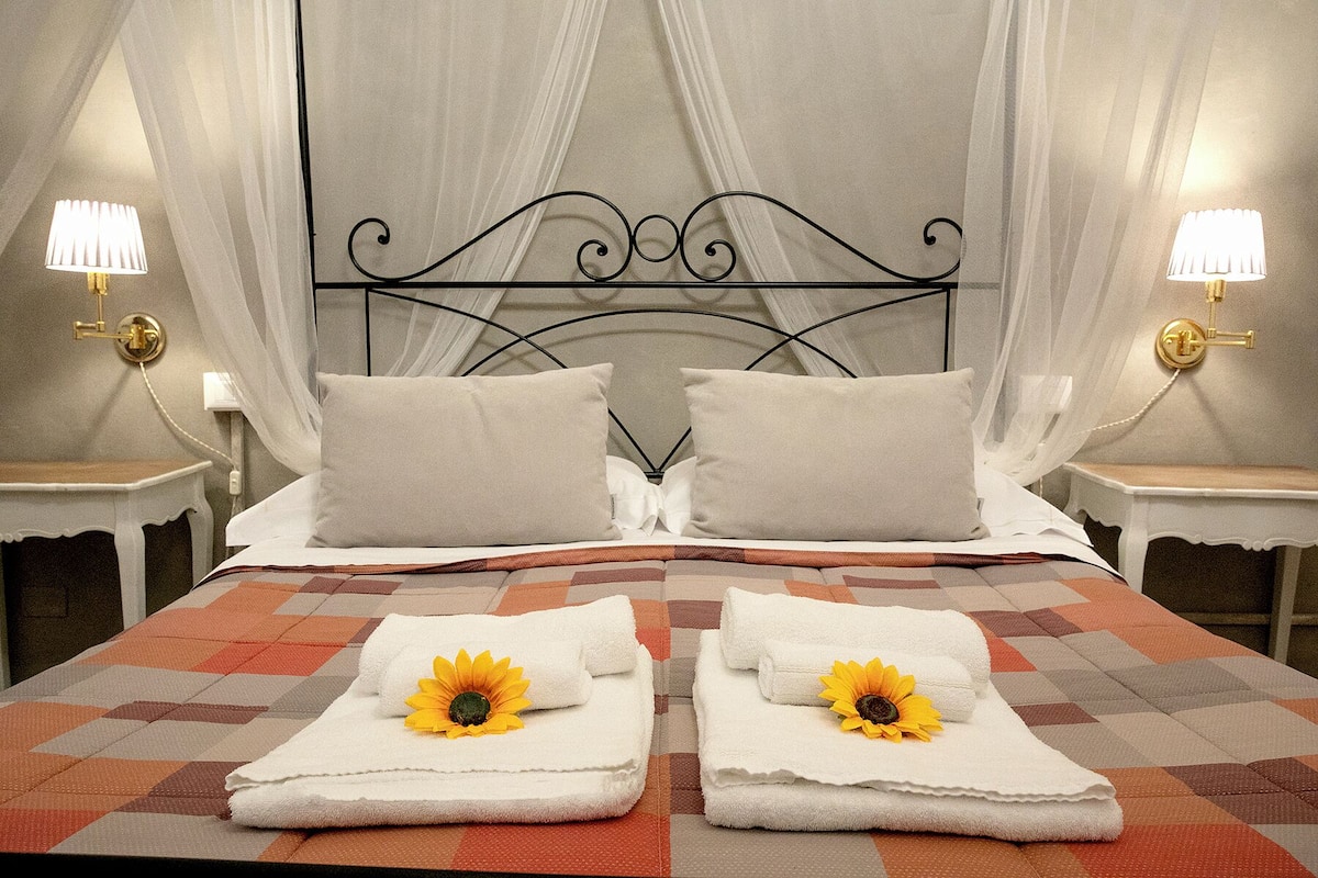 Firemannsrom – junior | Dundyner, safe på rommet, skrivebord og blendingsgardiner