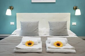 Dobbeltrom – standard | Dundyner, safe på rommet, skrivebord og blendingsgardiner