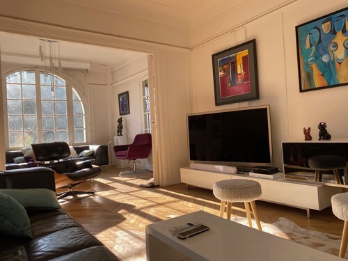 7 min Paris and La Défense 1928 charming Hôtel Particulier with garden +pkg