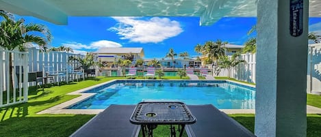 Una piscina al aire libre, una piscina climatizada