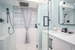 Badewanne, Haartrockner, Handtücher, Seife