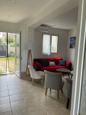 Smart TV, video games, computer monitors - Villa 20 metres from the sea (Penta-di-Casinca)