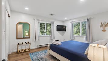 3 bedrooms, desk, iron/ironing board, travel cot