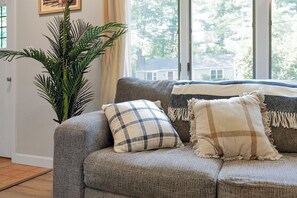 Smart-TV, Videospiele, Tischtennisplatte