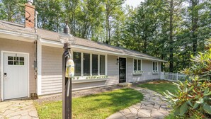 A single-story house with a front porch, a stone pathway, and a white picket fence. - SAUNA & GAME ROOM- Pet friendly! Close to Dock Square and the Beach! (Kennebunk)