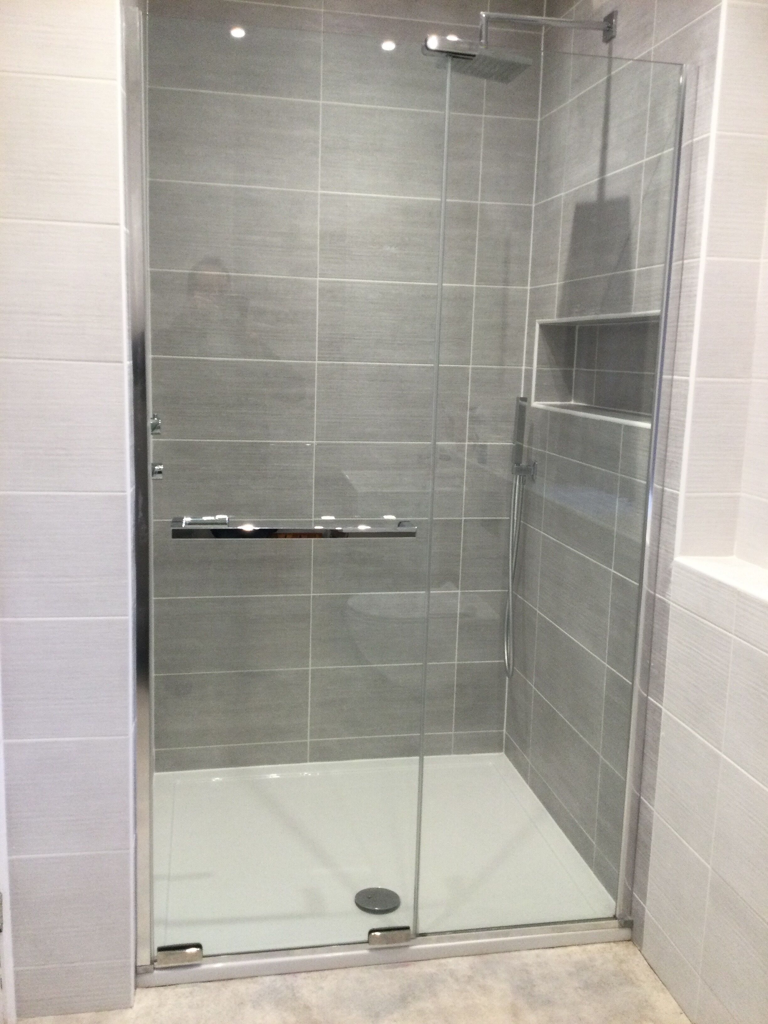 Een douche, een haardroger, handdoeken, zeep