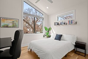3 bedrooms, desk, iron/ironing board, WiFi