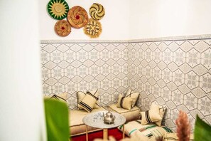 المنشأة من الداخل