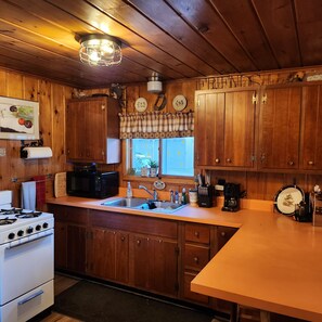 Fridge, microwave, oven, stovetop - Tawas, Oscoda, National City, Sand Lake Cabin (National City)