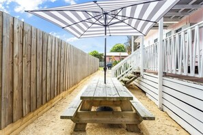 Outdoor dining - Charming Beach Bungalow w/ Garden & Free Parking (Cowes)