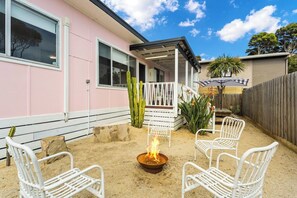 Terrace/patio - Retro Bungalow near Beach and Shops (Cowes)