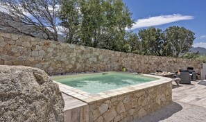 Utomhuspool och uppvärmd pool