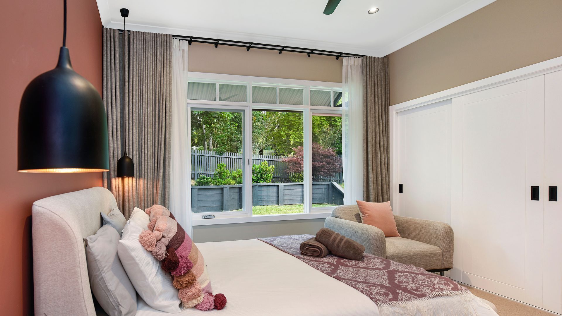 4 bedrooms, desk, iron/ironing board, free WiFi