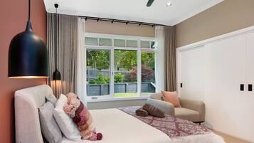 4 bedrooms, desk, iron/ironing board, free WiFi