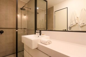 Dusche, Haartrockner, Handtücher, Shampoo