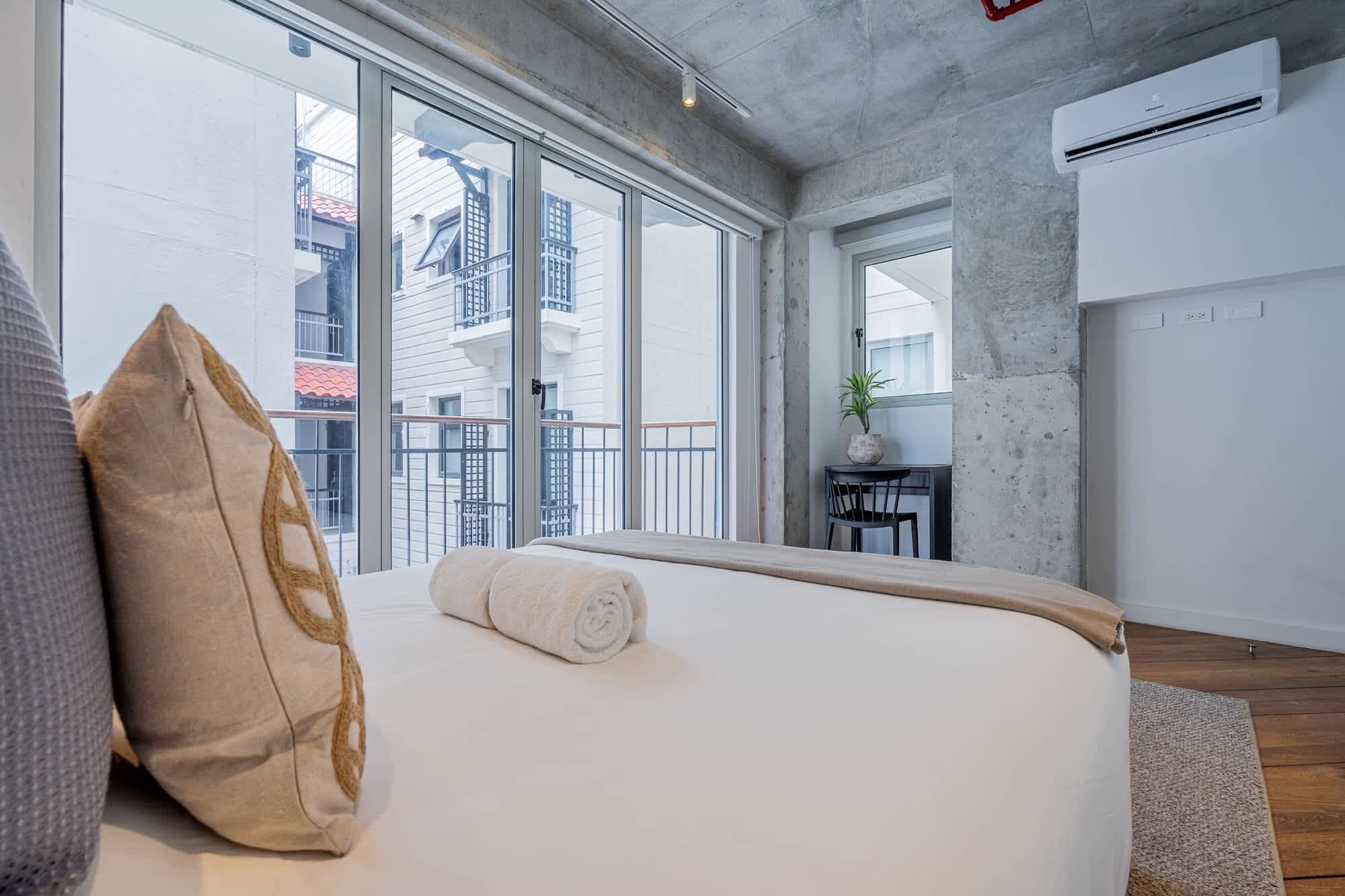 2 dormitorios, escritorio, tabla de planchar con plancha y wifi