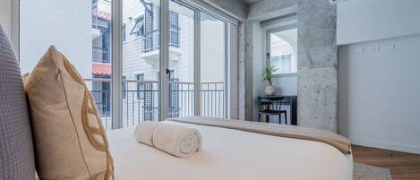 2 bedrooms, desk, iron/ironing board, WiFi