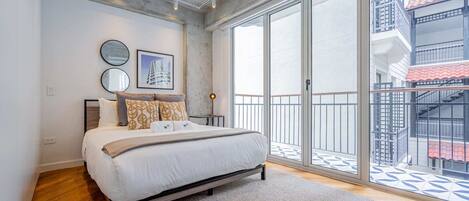 2 habitaciones, escritorio, tabla de planchar con plancha y wifi