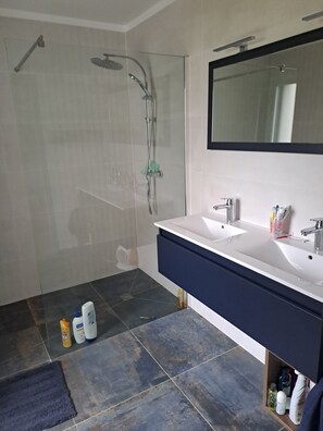 Een douche, een haardroger, handdoeken, zeep