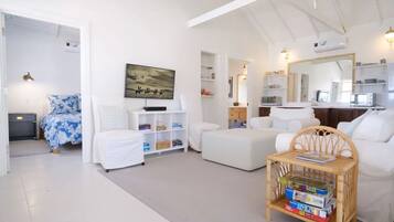5 bedrooms, travel crib, WiFi, bed sheets