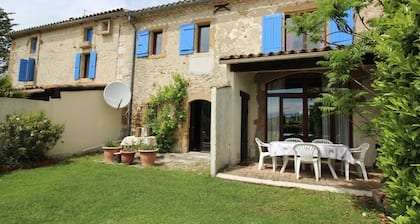 Gîte Lavande: renovated farmhouse with swimming pool and panoramic view of the Pyrenees
