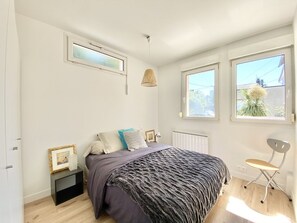 4 slaapkamers, een bureau, een strijkplank/strijkijzer, gratis wifi