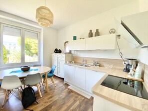 Een koelkast, een microgolfoven, een oven, een kookplaat