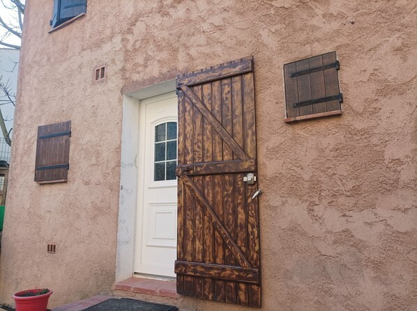 Exterior detail - Village house in a pretty little hamlet (Saint-Julien-le Montagnier)