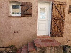 Exterior detail - Village house in a pretty little hamlet (Saint-Julien-le Montagnier)