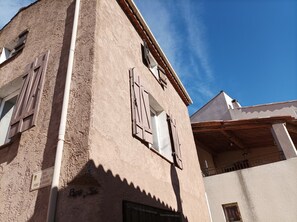Exterior detail - Village house in a pretty little hamlet (Saint-Julien-le Montagnier)