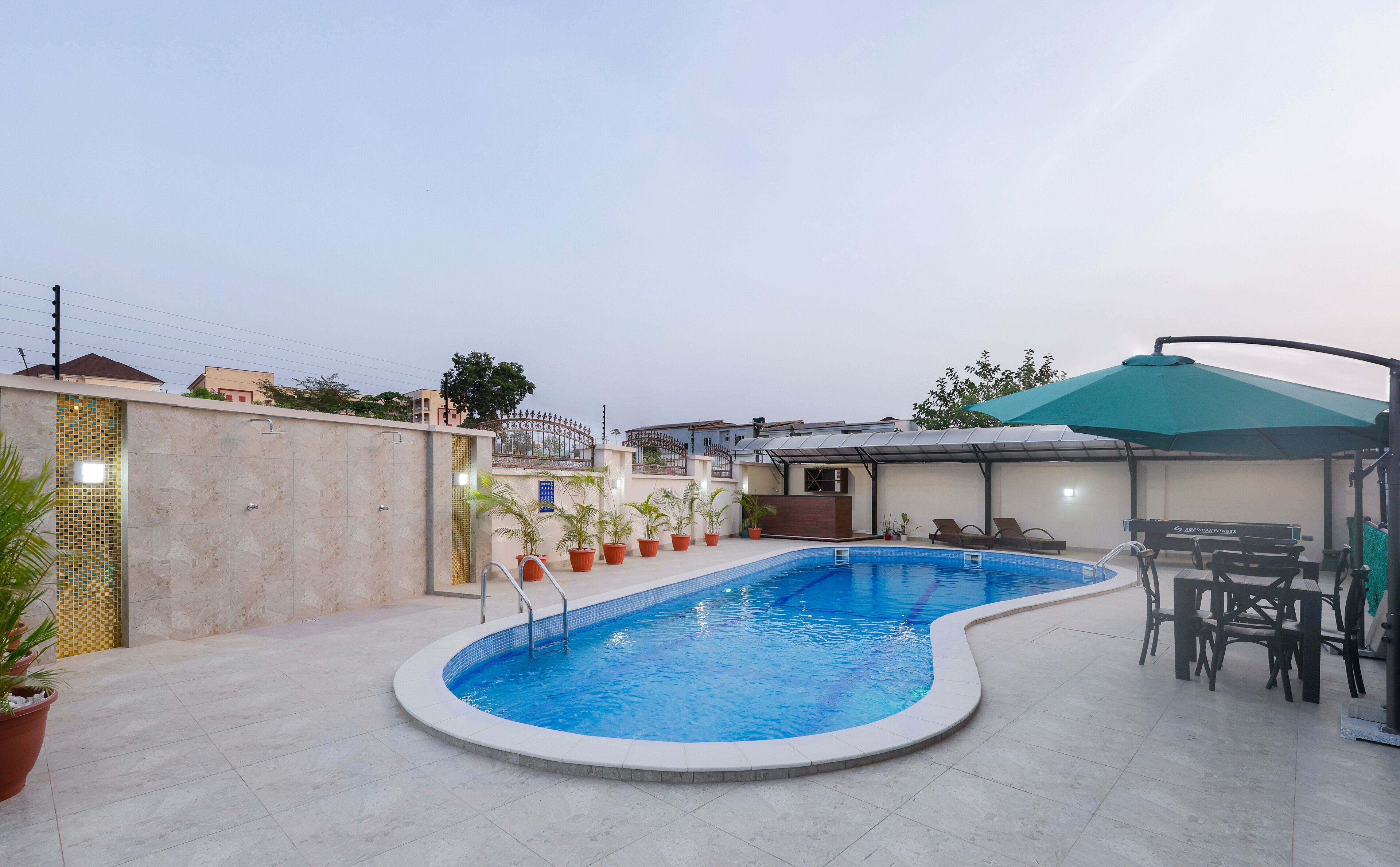 室外游泳池，提供泳池遮陽傘