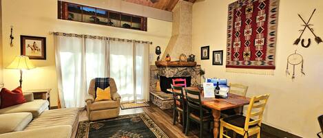 Condo, 3 habitaciones | Área de sala de estar