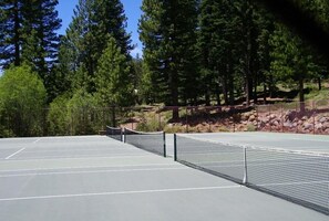 Kondominium, 3 kamar tidur | Lapangan olahraga