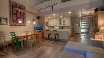 Condo, 3 habitaciones | Área de sala de estar