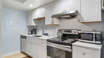 Condo, 3 phòng ngủ | Bếp riêng | Tủ lạnh, dụng cụ pha cà phê/trà, lò nướng bánh mì