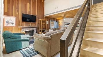 Condo, 3 Bedrooms | Living area