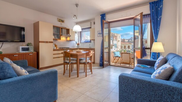 A modern apartment with a kitchen, dining area, and living room. - Casa Grace in Alghero (Alghero)