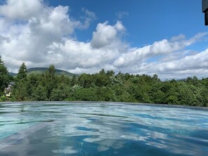 Innendørsbasseng og et oppvarmet basseng