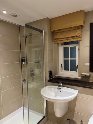 Haartrockner, Handtücher, Seife, Shampoo