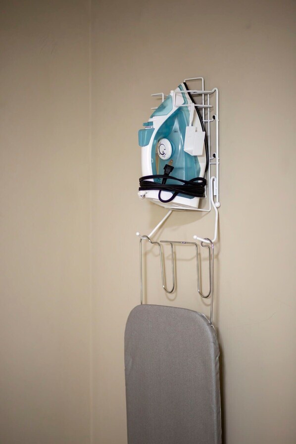Un dispositivo médico montado en la pared con una silla gris debajo.
