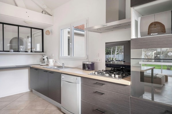 Fridge, microwave, oven, stovetop
