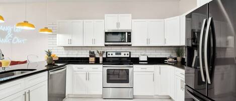 Refrigerador, microondas, horno, placa de cocina