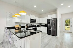 Frigorifero, microonde, forno, piano cottura