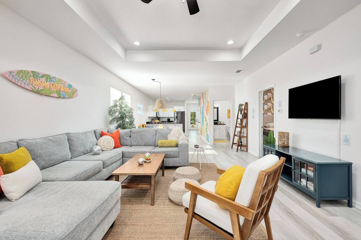 Smart TV, tavolo da calcetto, libri