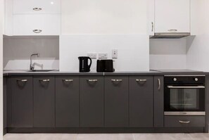 Fridge, microwave, stovetop, electric kettle - Spacious Brand New Studio Apartment London Edgware (Edgware)